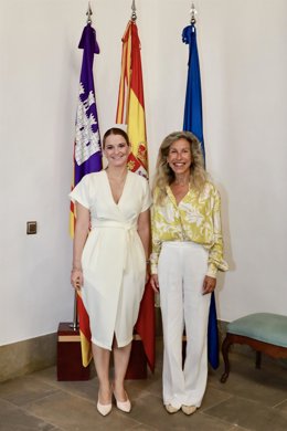 La presidenta del Govern, Marga Prohens, junto a la alcaldesa de Santa Eulria, Carmen Ferrer