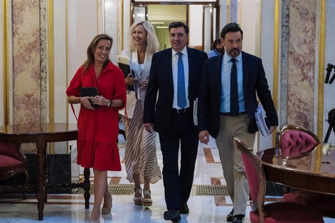 (I-D) La secretaria cuarta, Carmen Navarro, la vicepresidenta cuarta, Marta González Vázquez, el vicepresidente segundo, José Antonio Bermúdez y el secretario tercero de la Mesa del Congreso, Guillermo Mariscal, a su llegada a una reunión de la Mesa del