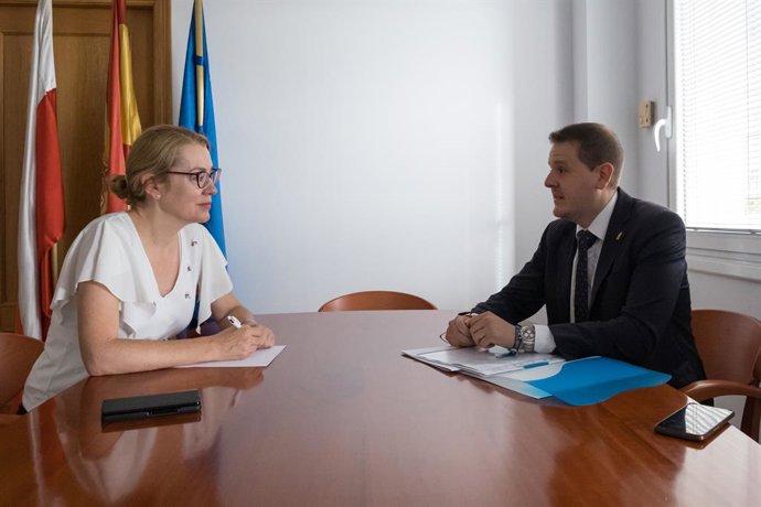 Reunión de la consejera de Cultura, Turismo y Deporte, Eva Guillermina Fernández, con el alcalde de San Felices de Buelna. José Antonio Cobo