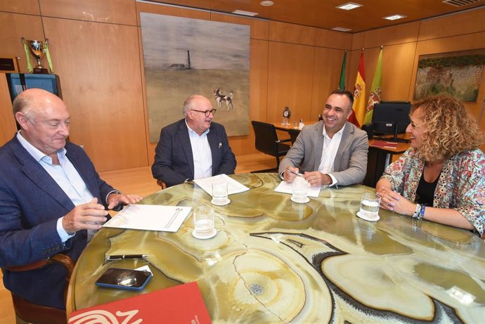 Reunión entre la Diputación de Granada y la Federación de Empresas de Hostelería y Turismo.