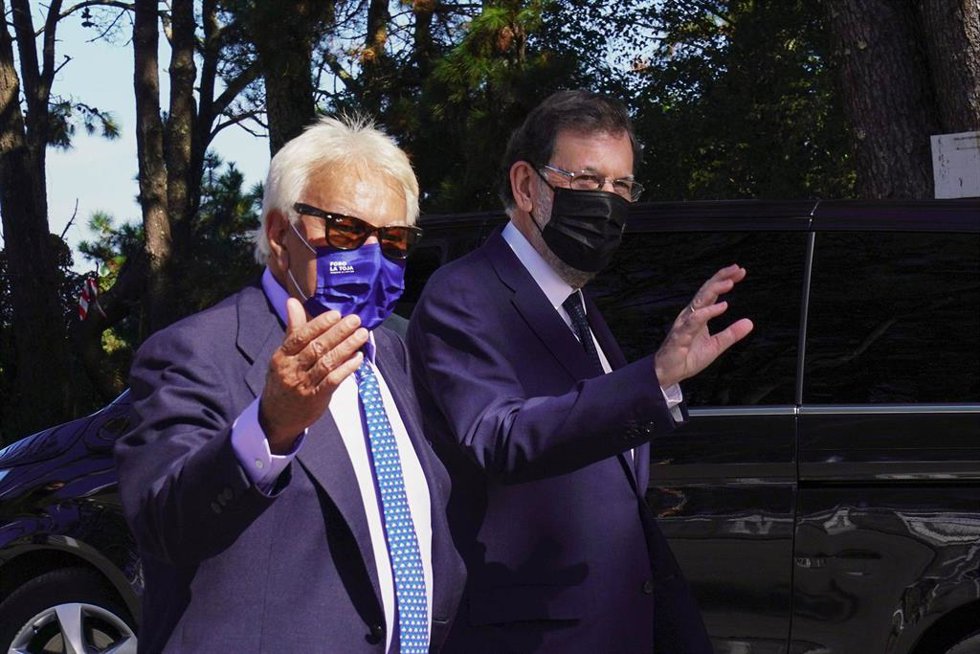 Archivo - Los expresidentes del Gobierno Felipe González (i) y Mariano Rajoy (d), a su salida tras participar en un debate, en la III Edición del Foro La Toja 2021, en O Grove, a 30 de septiembre de 2021, en A Toxa, O Grove, Pontevedra, Galicia (España)