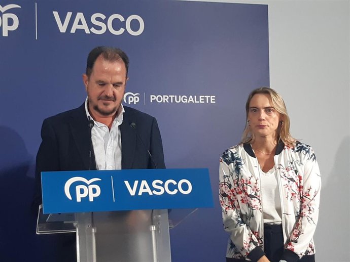 El presidente del PP vasco,  Carlos Iturgaiz, en una rueda de prensa en Portugalete.
