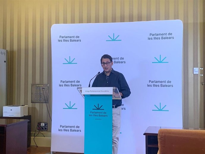 El portavoz del PSIB, Iago Negueruela, en rueda de prensa posterior a la Junta de Gobierno