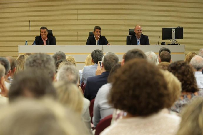 Mazón se reúne con equipo directivo de Sanidad