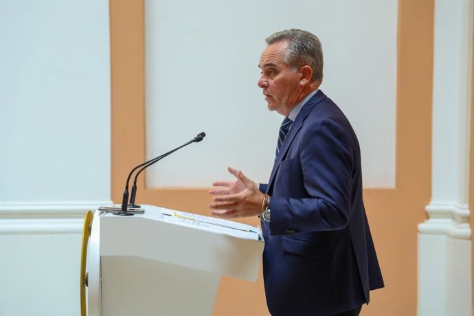 El delegado de Hacienda y Transformación Digital, Juan Bueno, en la rueda de prensa de este viernes.