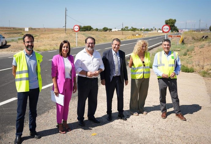 Visita del presidente de Diputación y el alcalde de Carmona a la carretera SE-4107.