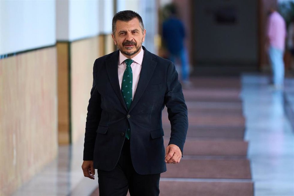 El portavoz del Grupo Parlamentario Popular, Toni Martín, durante la ronda de ruedas de prensa de portavoces de los grupos parlamentarios en el Parlamento de Andalucía, a 13 de septiembre de 2023 en Sevilla (Andalucía, España). Los portavoces de los gru