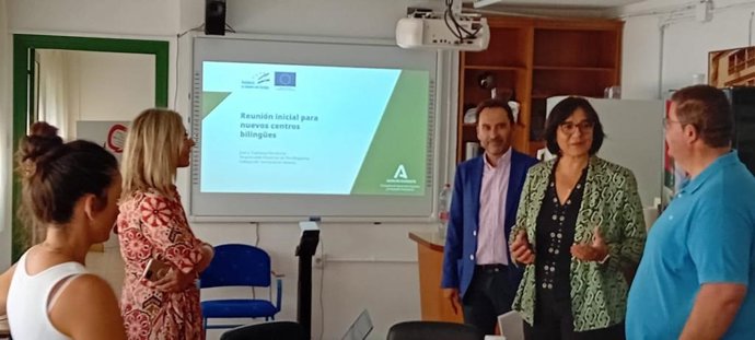 La delegada de Desarrollo Educativo y FP, María José Martín, visita el CEIP Ciudad de Baza (Granada).