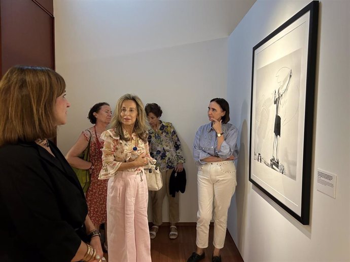 La comisaria de la exposición, Cristina Carrillo de Albornoz, ha hecho un recorrido explicativo