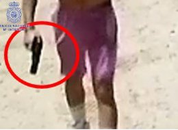 Archivo - Imagen del detenido con la pistola de perdigones