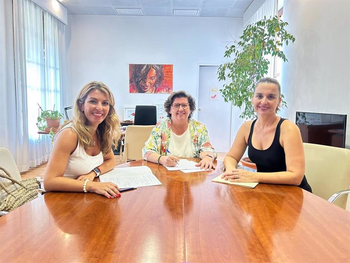 La alcaldesa de Andratx, Estefanía Gonzalvo, la consellera de Familia y Asuntos Sociales, Catalina Cirer, y la regidora de Servicios Sociales de Andratx, Mady Juan.