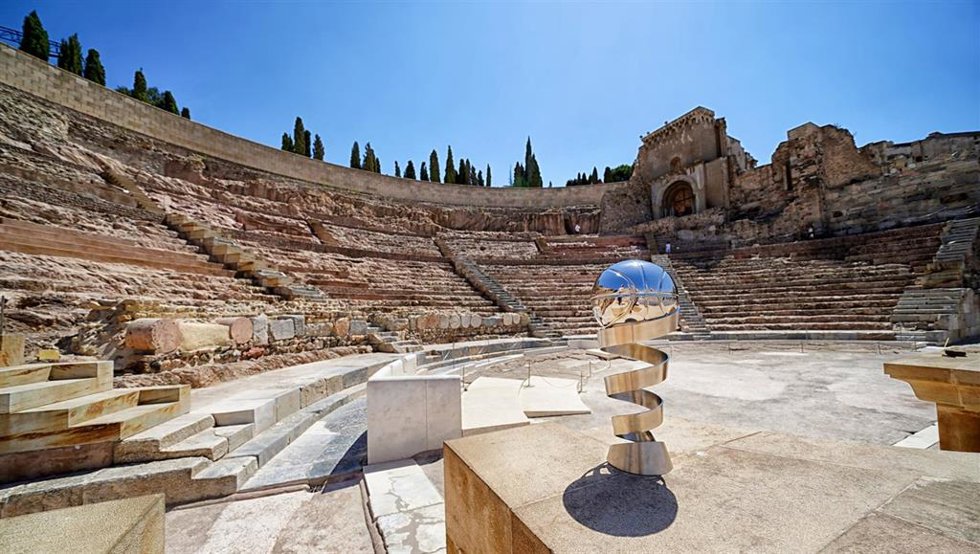 El trofeo de la Supercopa Endesa en el Teatro Romano de Cartagena
