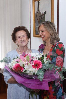 La alcaldesa de Pamplona, Cristina Ibarrola, felicita a Carmen Garbayo por su 100 cumpleaños.