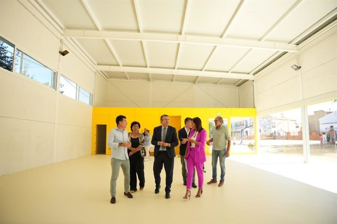 Visita del presidente de la Diputación al gimnasio del CEIP Director Manuel Somoza de La Luisiana.