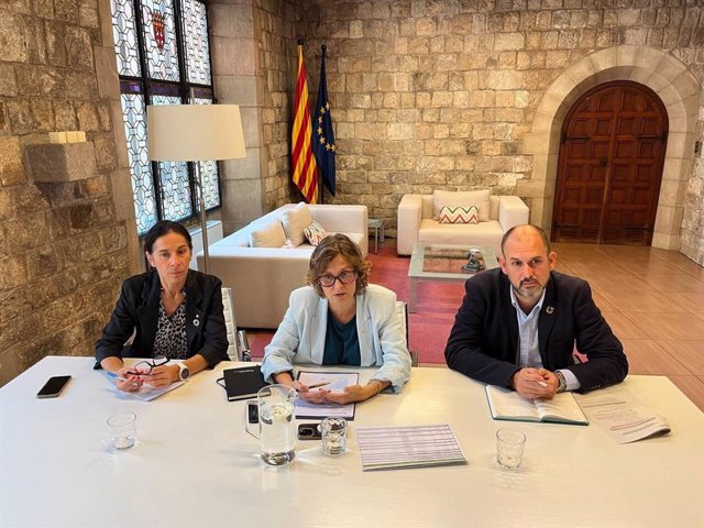 La consellera d'Acció Exterior i Unió Europea, Meritxell Serret; la directora general de Cooperació al Desenvolupament, Yoya Alcoceba, i el director de l'Agència Catalana de Cooperació al Desenvolupament, Vicenç Margalef, en una reunió