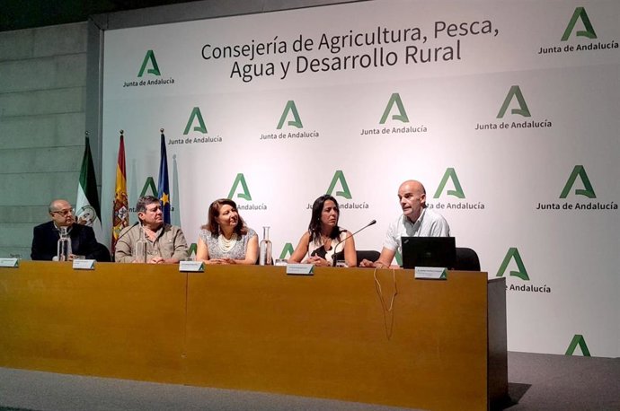 La consejera de Agricultura, Pesca, Agua y Desarrollo Rural, Carmen Crespo, en la mesa con el resto de autoridades.