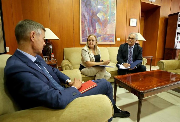 La consejera de Presidencia, Justicia, Seguridad y Simplificación Administrativa, Isabel Urrutia, se reúne con el presidente del Tribunal Superior de Justicia de Cantabria.