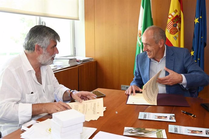 El alcalde de Tomares y el presidente del Colegio de Veterinarios de Sevilla firman un convenio de colaboración.