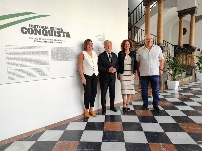 Autoridades en la inauguración de la exposición 'Historia de una conquista. 40 Aniversario del Estatuto de Autonomía de Andalucía'.