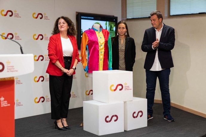 El presidente del CSD, Víctor Francos,  la presidenta del Hipódromo de la Zarzuela, Maritcha Ruiz Mateos y la jocketa Victoria Alonso.