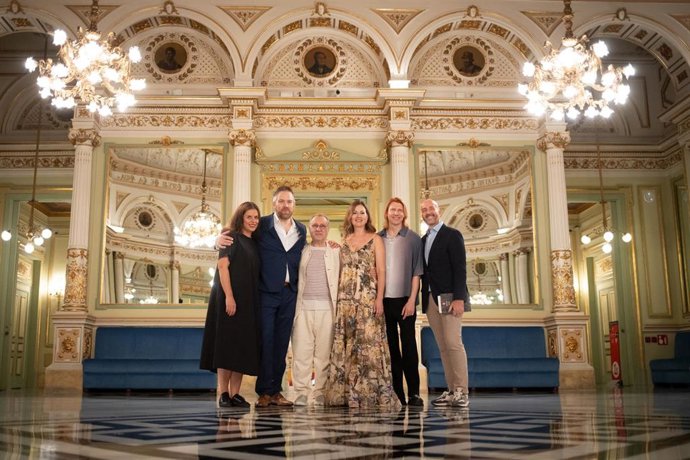 (I-D) La repositora de la función, Victoria Bomann-Larsen; el personaje de Eugene Onegin, Audun Iversen; el director musical, Josep Pons; el personaje de Tatiana, Svetlana Aksenova; el coreógrafo, Andreas Heise, y el director artístico del Gran Teatre d