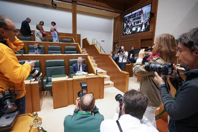 Archivo - El lehendakari, rodeado de fotógrafos en el Pleno de Política General de 2022