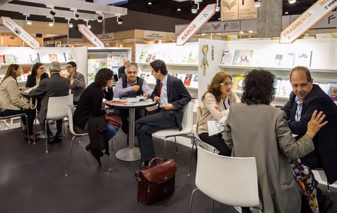 Archivo - Imagen de una reunión dentro de La Feria Internacional del Libro Liber