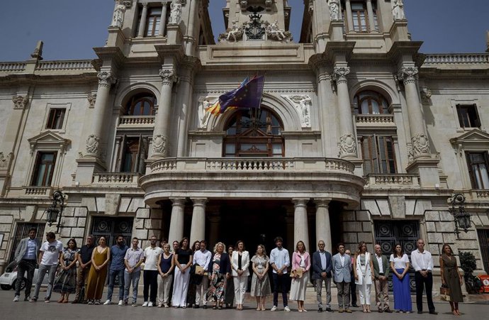 Archivo - Imagen de archivo de la alcaldesa de Valncia, María José Catalá, y de ediles del consistorio en un minuto de silencio para condenar un caso de violencia de género en Antella (Valencia).