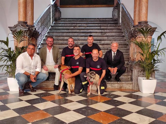 El presidente de la Diputación de Córdoba, Salvador Fuentes (dcha.), recibe a los bomberos desplazados a Marruecos.