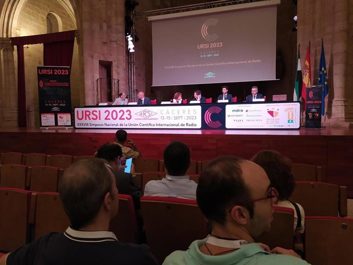 Asistentes al Simposio Nacional de la Unión Científica Internacional de Radio (URSI 2023) que se celebra en Cáceres
