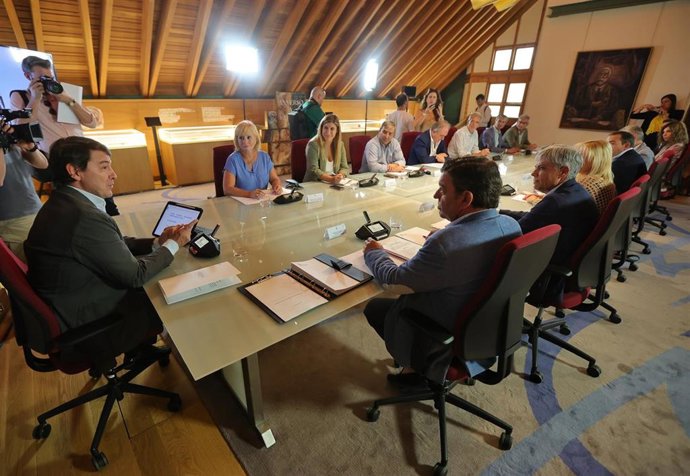 El presidente de la Junta de Castilla y León, Alfonso Fernández Mañueco, preside la reunión de delegados territoriales, que se ha celebrado en Casa Botines, en León.
