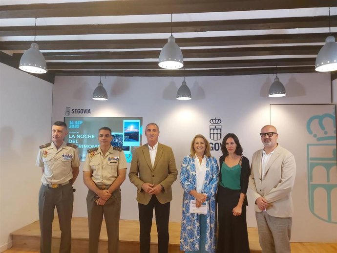El alcalde, José mazarías (centro), con los mandos del Patronato del Alcázar, la directora del Museo Esteban Vicente, Ana Doldán, y los eoncejales May Escobar y Juan Carlos Monroy.