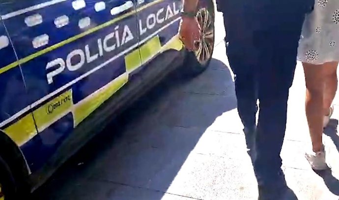 Momento de la detención de una de las carteristas en el centro de Sevilla.