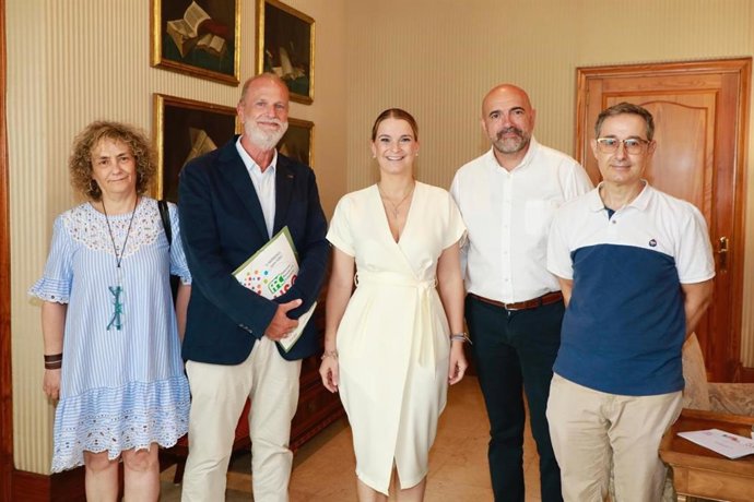 La presidenta del Govern, Marga Prohens, junto a representantes de la Federación de la Atención a la Ciudadanía FAC-USO.