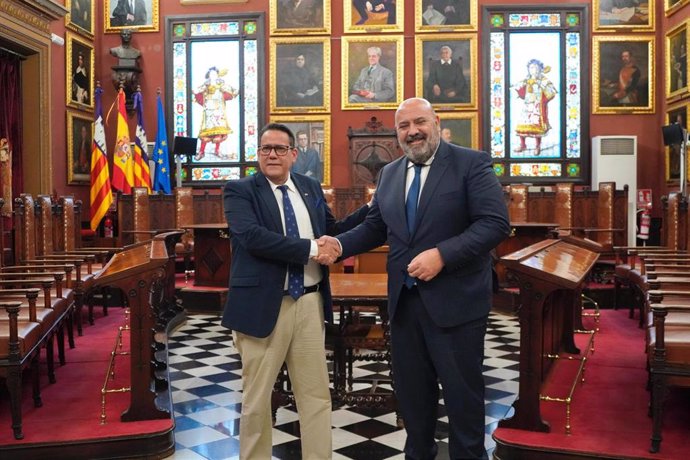 El cónsul de Cuba en Barcelona, Alejandro Castro Medina, y el alcalde de Palma, Jaime Martínez Llabrés, en el salón de plenos de Cort.