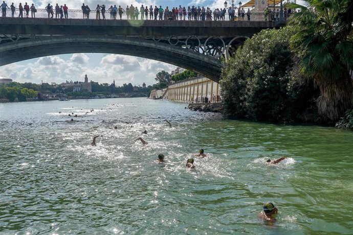 Archivo - Militares de la UME en el río Guadalquivir en la cuarta edición de la travesía solidaria para animar a la donación de médula ósea, celebrada en septiembre de 2022.