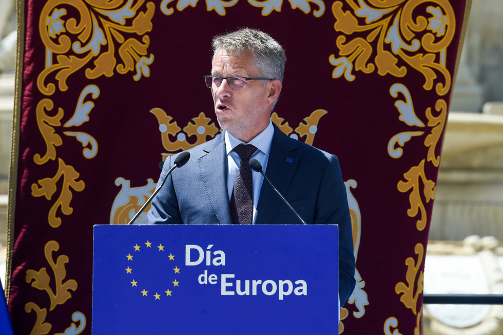 El embajador de Suecia en España, Teppo Tauriainen, interviene durante el acto solemne del 43 Aniversario del izado de la bandera de Europa, a 9 de mayo de 2023, en Madrid (España). 