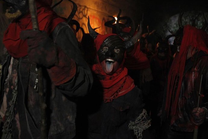 Archivo - Personas disfrazadas de 'dimonis'.