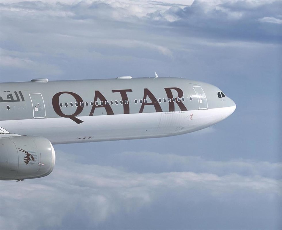 Archivo - Avión de la compañía Qatar Airways volando.