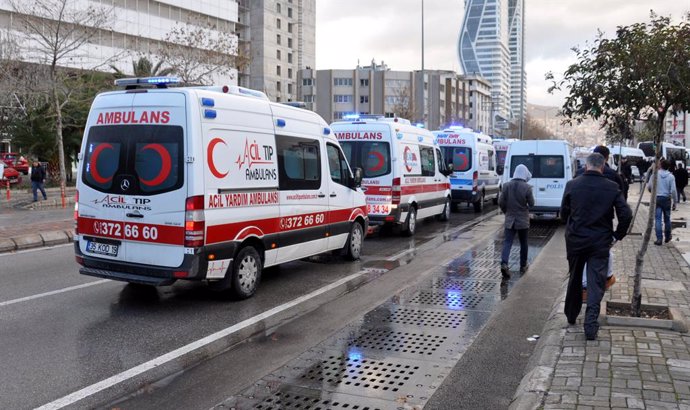 Archivo - January 5, 2017 - Izmir, Turkey - Security members and ambulances attend the explosion site in the Aegean city of Izmir, Turkey, Thursday, Jan. 5, 2017. An explosion believed to have been caused by a car bomb in front of a courthouse in the west