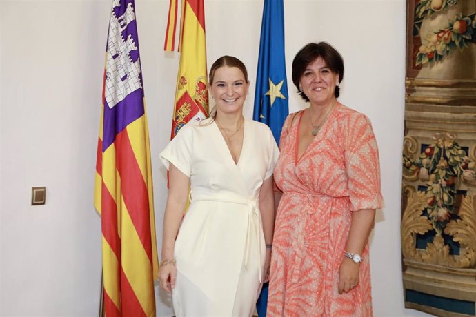 La presidenta del Govern, Marga Prohens, y la alcaldesa de Ciutadella, Juana María Pons Torres.