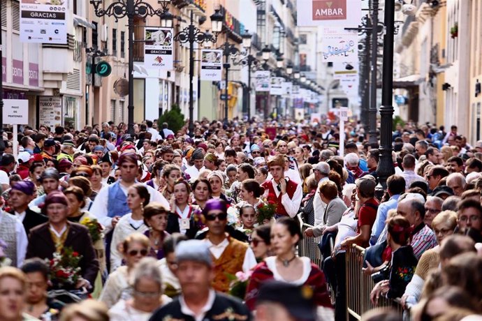 Archivo - Ambiente general en Zaragoza por la Ofrenda de flores a la Virgen del Pilar 