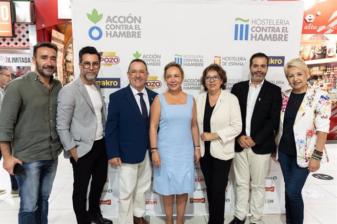 El chef Quique Dacosta; José Luis Yzuel, presidente de Hostelería de España; Mar Fuertes, directora de Relaciones Institucionales de Grupo Fuertes; Carmen Gayo,  de 'Acción Contra El Hambre; Eduardo Pérez, de Makro; y la chef Susi Díaz