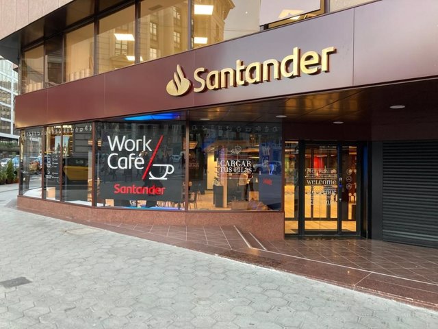 Archivo - Banco Santander abre su segundo Work Café en Barcelona