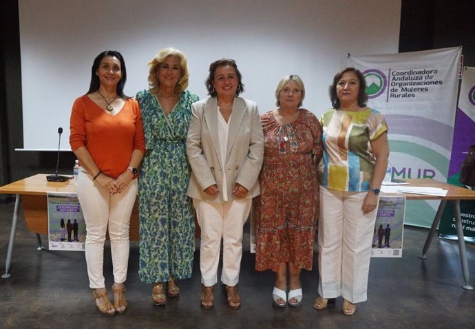 La alcaldesa (2i), acompañada de la presidenta de Coamur, la diputada del Área de Cohesión Social y la coordinadora del IAM en Sevilla, entre otras.