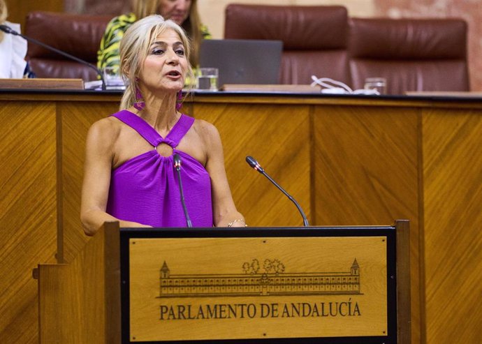La consejera de Desarrollo Educativo y Formación Profesional, Patricia del Pozo, interviene en el Pleno del Parlamento andaluz.