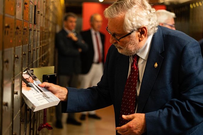 Uno de los hijos de Manuel Alvar deposita parte del legado a la Caja de las Letras