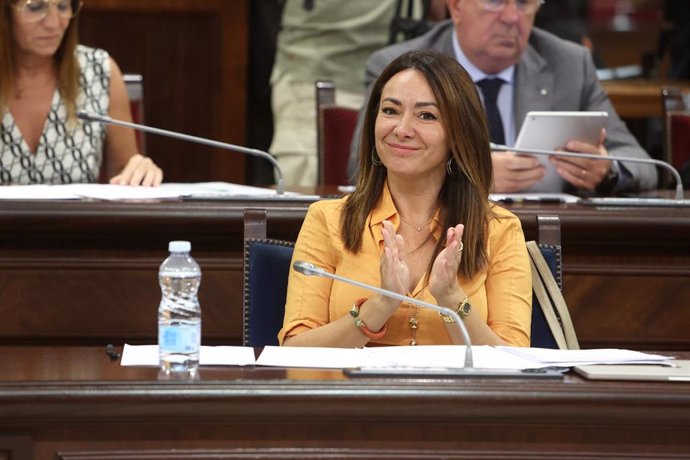 La consellera de Vivienda, Territorio y Movilidad, Marta Vidal durante una sesión de control en el Parlament balear