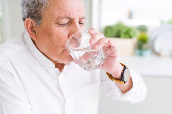 Archivo - Hombre mayor bebiendo un vaso de agua.