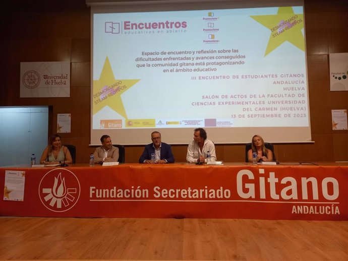 El delegado de Desarrollo Educativo y Formación Profesional de la Junta en Huelva, Carlos Soriano, ha asistido al Encuentro de Estudiantes Gitanos organizado por la Fundación del Secretariado Gitano (FSG) en Huelva.